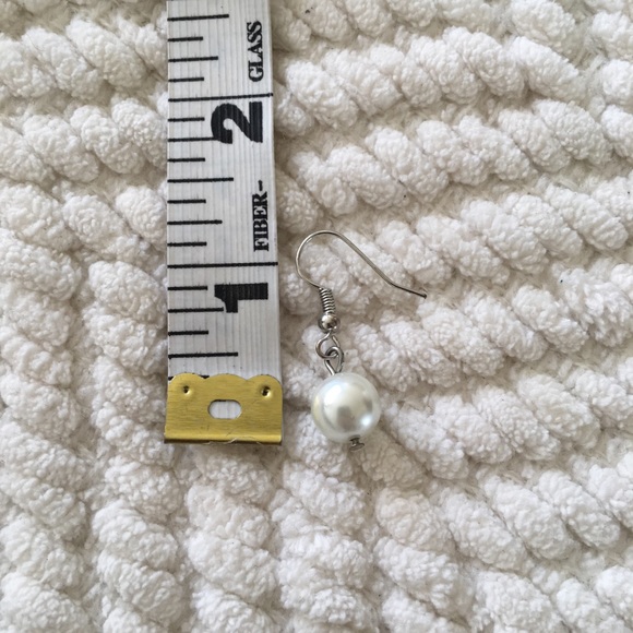 ❄️ Faux White Round Pearl Dangle Earrings - Picture 3 of 3